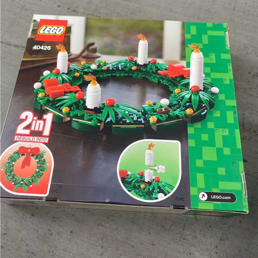 LEGO Festive Wreath with Candles - Green and Red
